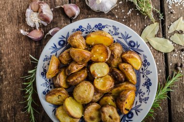 Otlar ve sarımsak ile fırında patates
