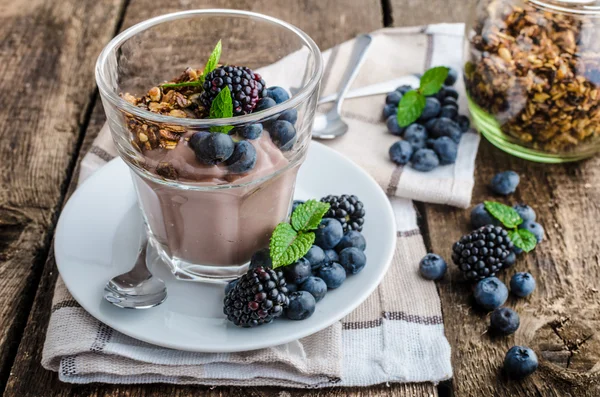 Chocolate pudding with berries — Stock Photo, Image