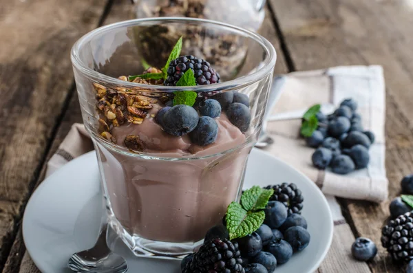 Chocolade pudding met bessen — Stockfoto