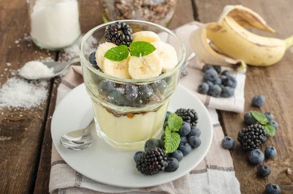 Vanilkový pudink s ovocem — Stock fotografie
