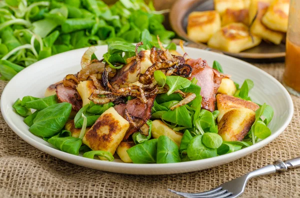 Gnocchi di patate con insalata e cipolle — Foto Stock