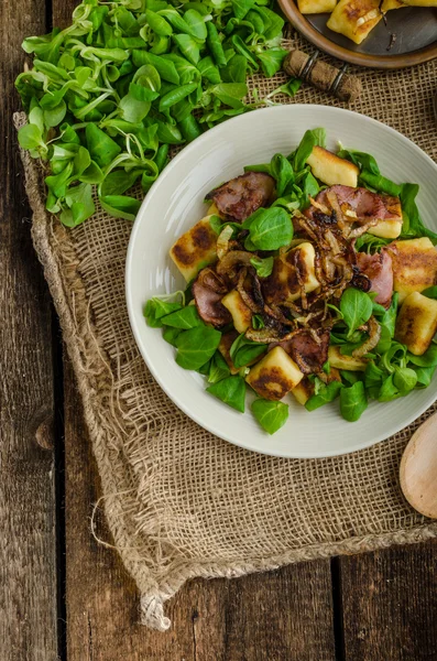 Aardappel gnocchi met salade en uien — Stockfoto