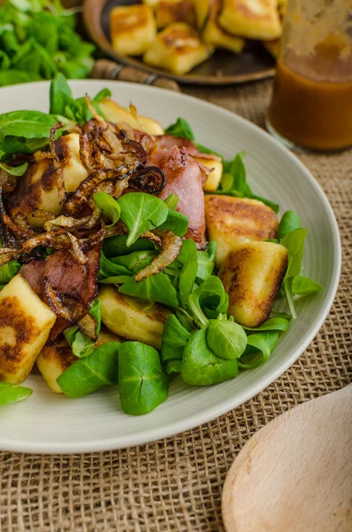 Картофельные ньокки с салатом и луком — стоковое фото