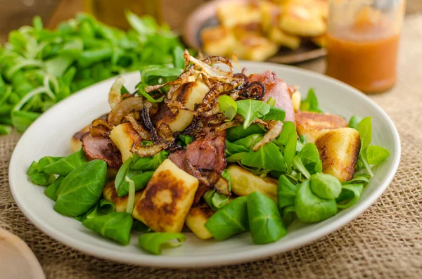 Nhoque de batata com salada e cebola — Fotografia de Stock