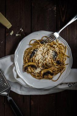 Bütün tahıl spagetti mantar ile 