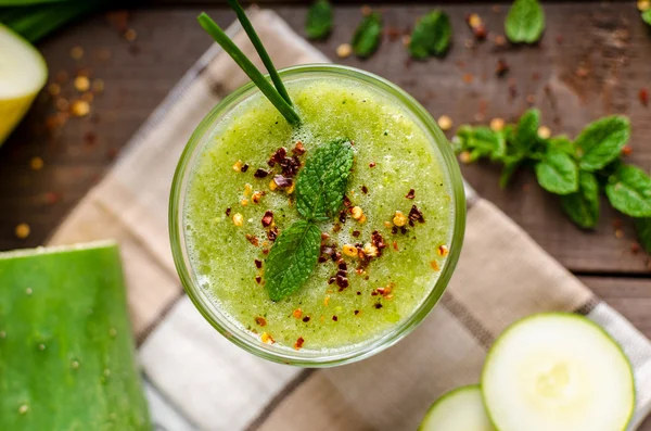 Smoothie pepino com ervas e pimenta — Fotografia de Stock