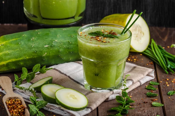 Komkommer smoothie met kruiden en chili — Stockfoto