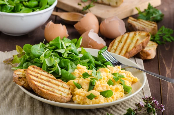 Ovos mexidos com salada — Fotografia de Stock