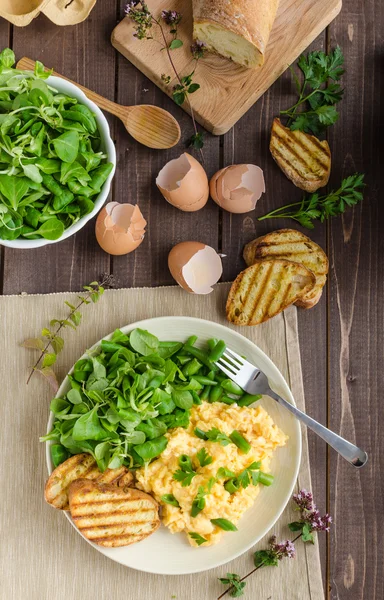 Oeufs brouillés avec salade — Photo