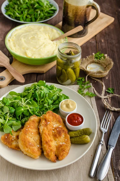 Schnitzel met aardappelpuree en salade — Stockfoto