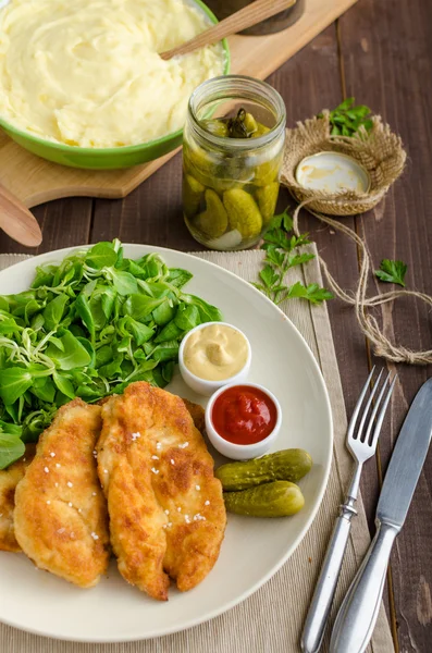 Schnitzel with mashed potatoes and salad — Stock Photo, Image