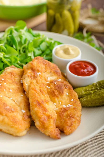 Schnitzel met aardappelpuree en salade — Stockfoto