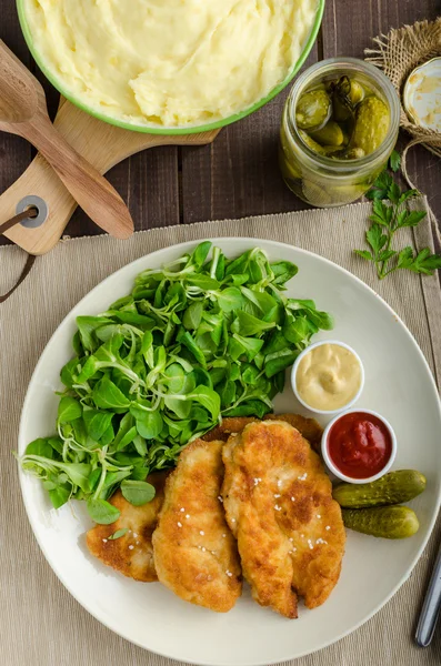 Schnitzel with mashed potatoes and salad — Stock Photo, Image