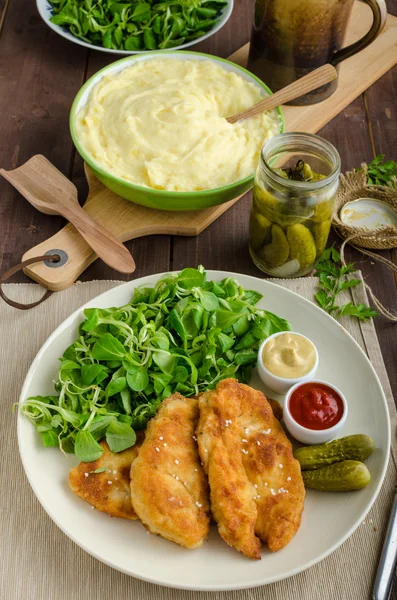 Schnitzel met aardappelpuree en salade — Stockfoto