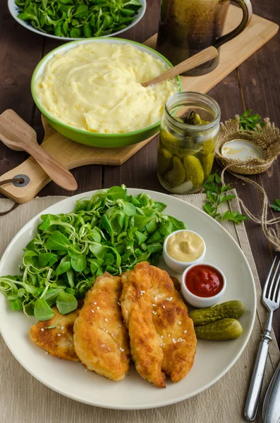 Schnitzel met aardappelpuree en salade — Stockfoto