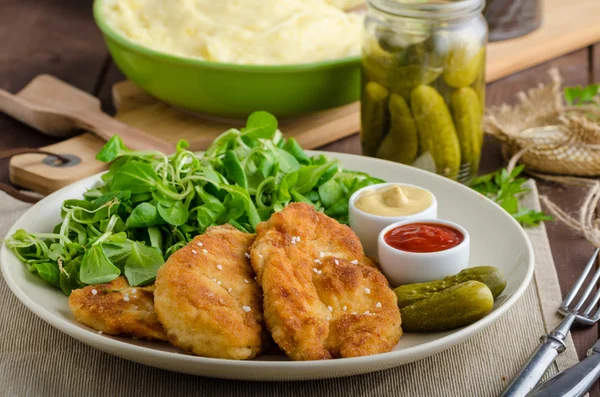 Schnitzel con puré de papas y ensalada —  Fotos de Stock