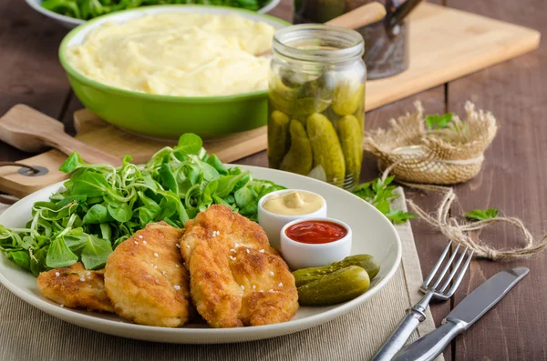 Schnitzel met aardappelpuree en salade — Stockfoto