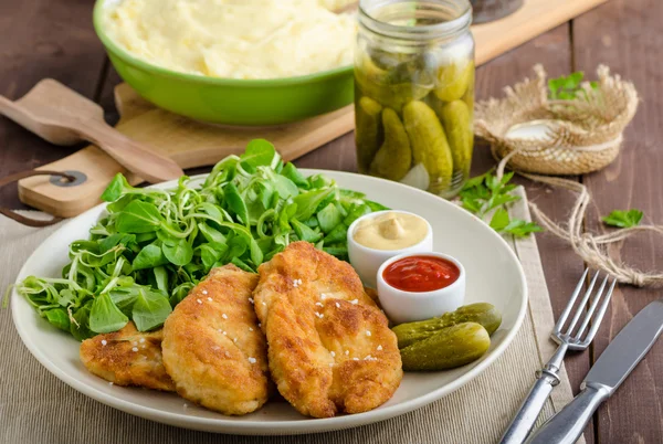 Schnitzel con purè di patate e insalata — Foto Stock