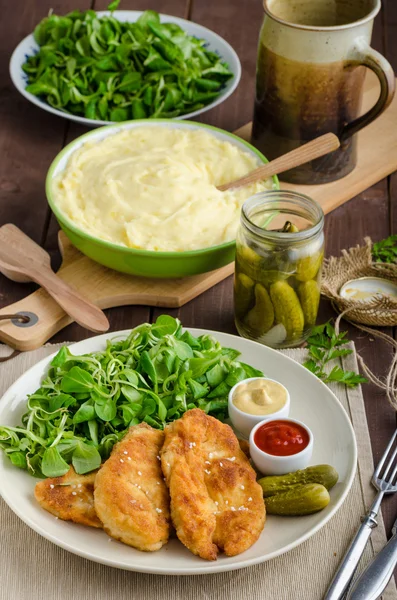 Schnitzel met aardappelpuree en salade — Stockfoto