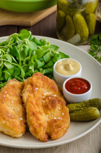 Schnitzel met aardappelpuree en salade — Stockfoto