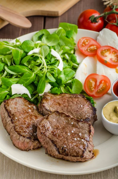 Carne de res con ensalada —  Fotos de Stock