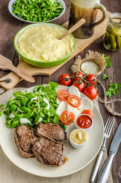 Bife de vaca com salada — Fotografia de Stock