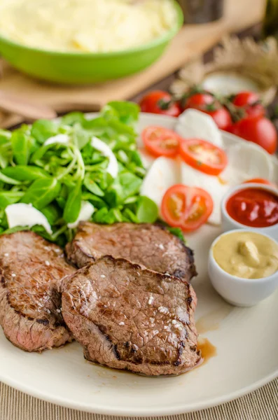 Carne de res con ensalada —  Fotos de Stock