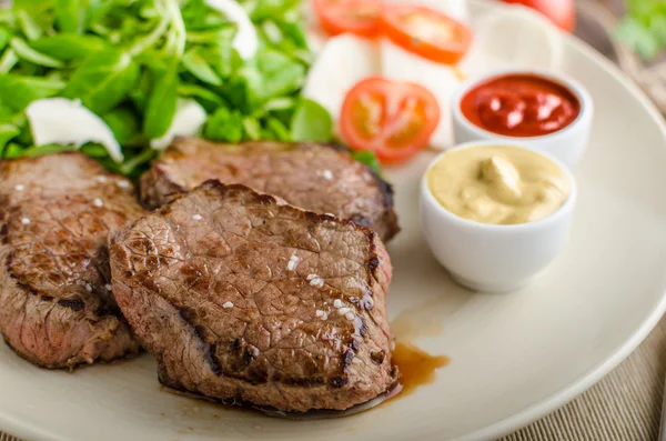 牛肉のステーキ サラダ — ストック写真