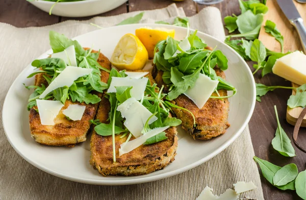 Berenjena frita empanada con ensalada —  Fotos de Stock