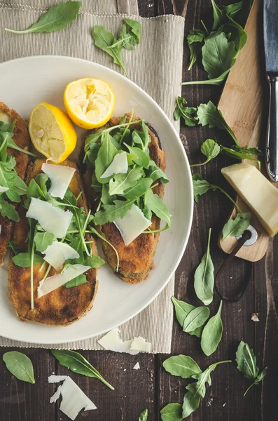 Gebratene panierte Auberginen mit Salat — Stockfoto