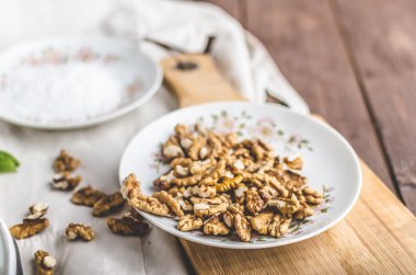 Ceviz ve turp kuzu marul salatası