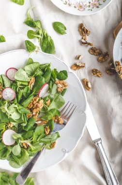 Ceviz ve turp kuzu marul salatası