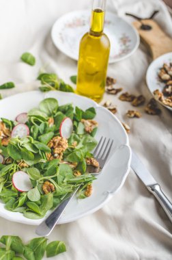 Ceviz ve turp kuzu marul salatası