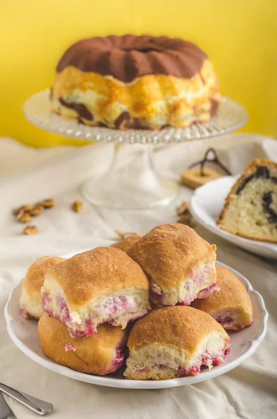 罂粟籽蛋糕和包子 — 图库照片