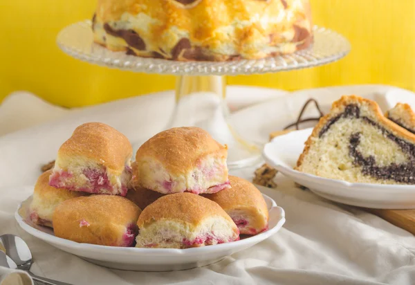 Пирог с маком и плюшевые булочки — стоковое фото