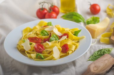 Tagliatelle İtalyanca renkler, közlenmiş domates, fesleğen Tagliatelle
