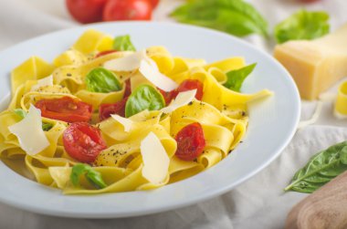 Tagliatelle İtalyanca renkler, közlenmiş domates, fesleğen Tagliatelle