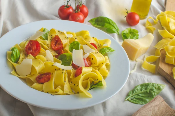 Tagliatelle in Italiaanse kleuren, geroosterde tomaten, basilicum Tagliatelle — Stockfoto