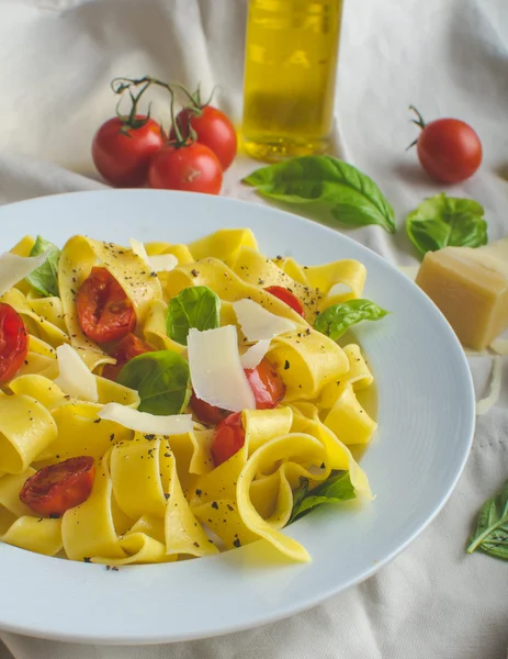 Tagliatelle en colores italianos, tomates asados, albahaca Tagliatelle —  Fotos de Stock