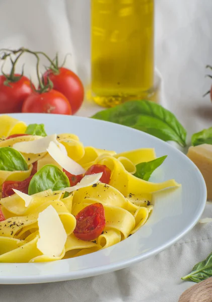 Tagliatelle em cores italianas, tomates assados, manjericão Tagliatelle — Fotografia de Stock