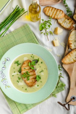 Otlu kremsi Pırasa Çorbası tost ile