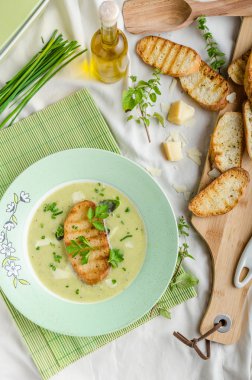 Otlu kremsi Pırasa Çorbası tost ile