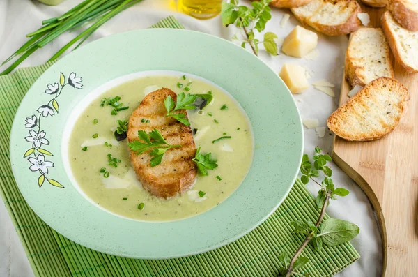 Soupe crémeuse de poireau au poivre avec pain grillé — Photo