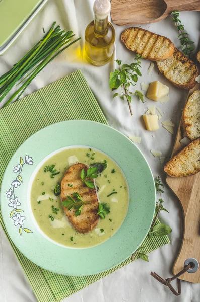 Cremige Lauch-Kräutersuppe mit Toast — Stockfoto