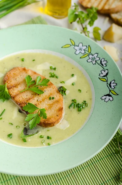 Creamy leek herby soup with toast — Stock Photo, Image
