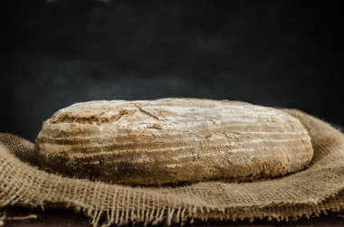 Evde pişmiş ekmek maya çavdar üzerinden