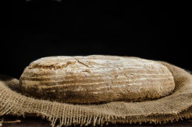 Evde pişmiş ekmek maya çavdar üzerinden
