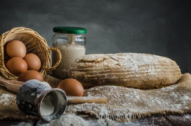 Evde pişmiş ekmek maya çavdar üzerinden