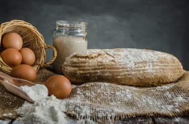 Evde pişmiş ekmek maya çavdar üzerinden