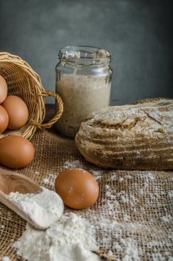 Evde pişmiş ekmek maya çavdar üzerinden
